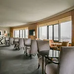 Sheraton & Convention Center Отель