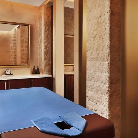 Sheraton & Convention Center Szálloda