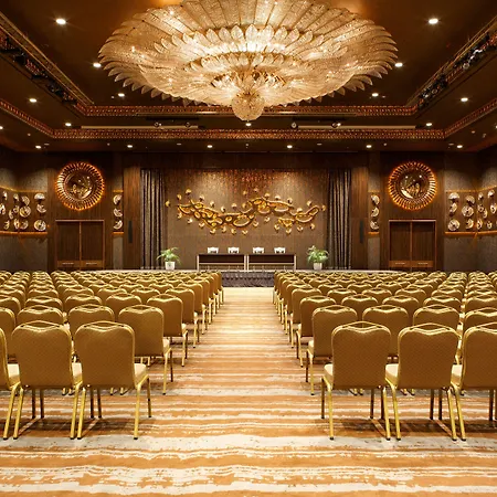 מלון Sheraton & Convention Center