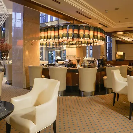 מלון Sheraton & Convention Center